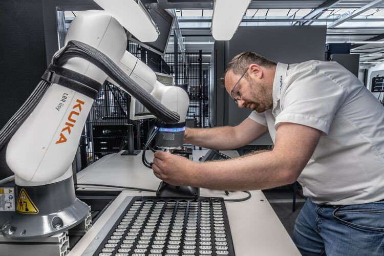 ROBOTS COME TO SMALL WORKSHOPS: HOW COBOTS ARE HELPING SMES